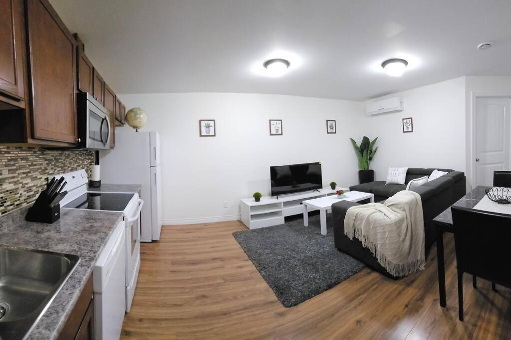 Canterbury White - Two Bedroom Apartment フレデリクトン エクステリア 写真